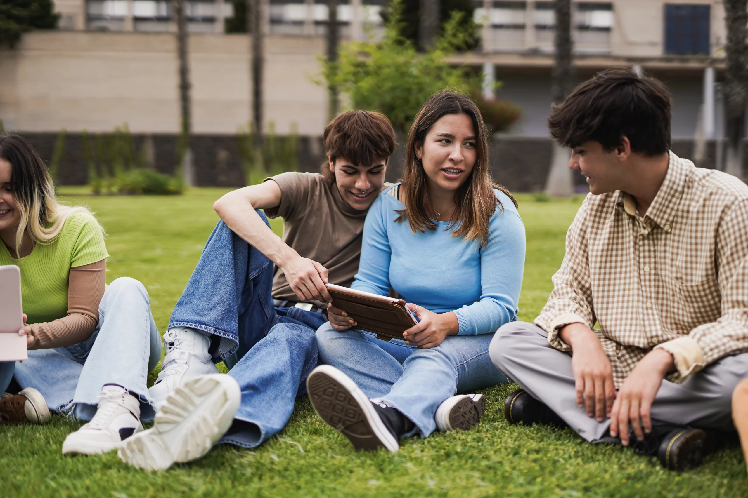 How social media shapes young Europeans’ worldviews | BIT